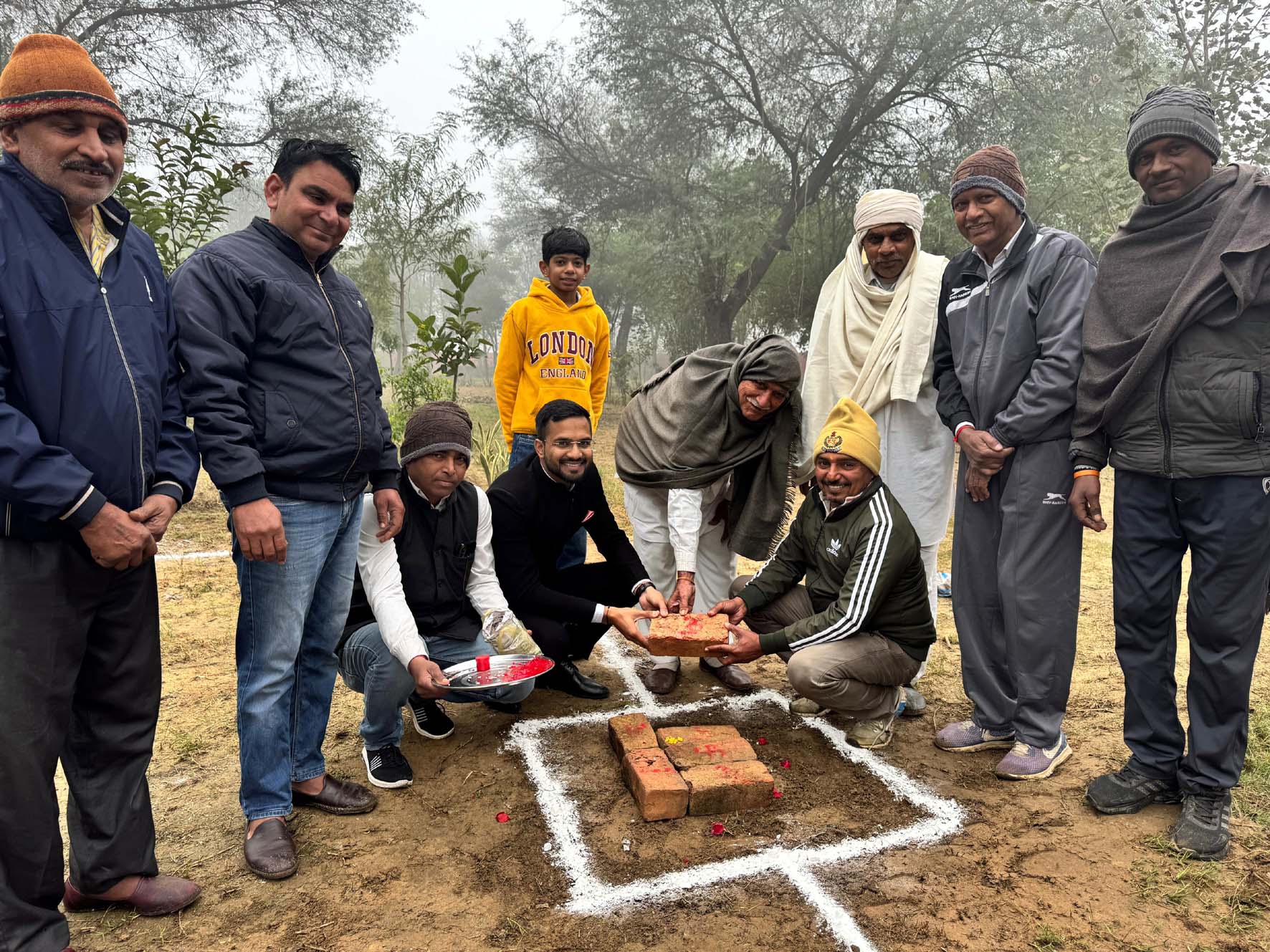 तलवंडी राणा राम बाग में शेड की नींव रखते एचसीएस नीतीश सेलपाड़, सूबेदार गंगाराम व अन्य ग्रामीण। तलवंडी राणा राम बाग में शेड की नींव रखते एचसीएस नीतीश सेलपाड़, सूबेदार गंगाराम व अन्य ग्रामीण।