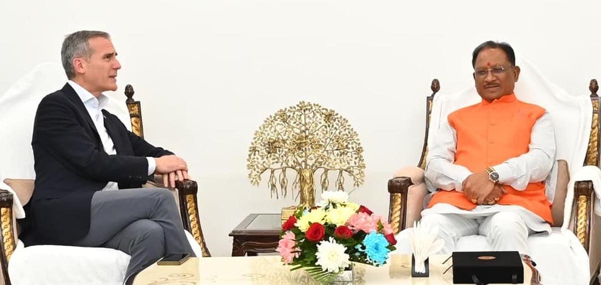 मुख्यमंत्री साय एवं राजदूत श्री गार्सेटी के बीच विभिन्न विषयों पर बात करते मुख्यमंत्री साय एवं राजदूत श्री गार्सेटी के बीच विभिन्न विषयों पर बात करते