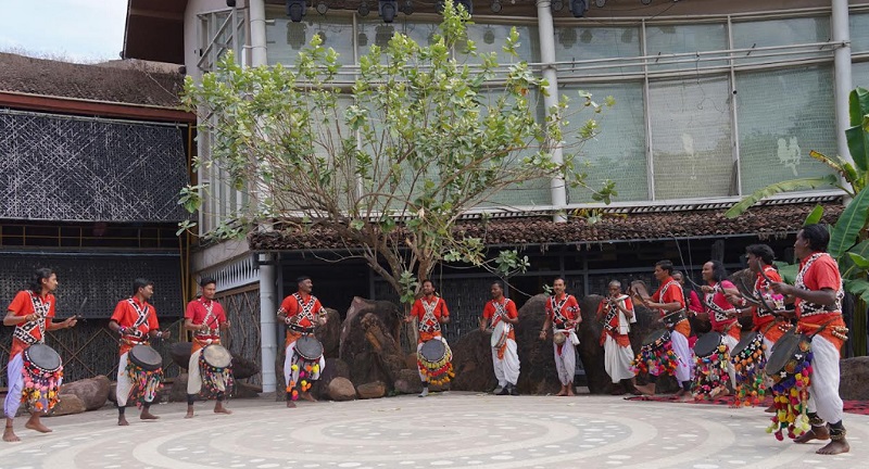 जनजातीय संग्रहालय में हुई नृत्य और गायन की प्रस्तुति जनजातीय संग्रहालय में हुई नृत्य और गायन की प्रस्तुति