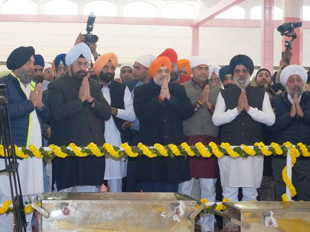 केंद्रीय गृह मंत्री अमित शाह सोमवार को गुरुद्वारा रकाब गंज में मत्था टेकने के दौरान केंद्रीय गृह मंत्री अमित शाह सोमवार को गुरुद्वारा रकाब गंज में मत्था टेकने के दौरान