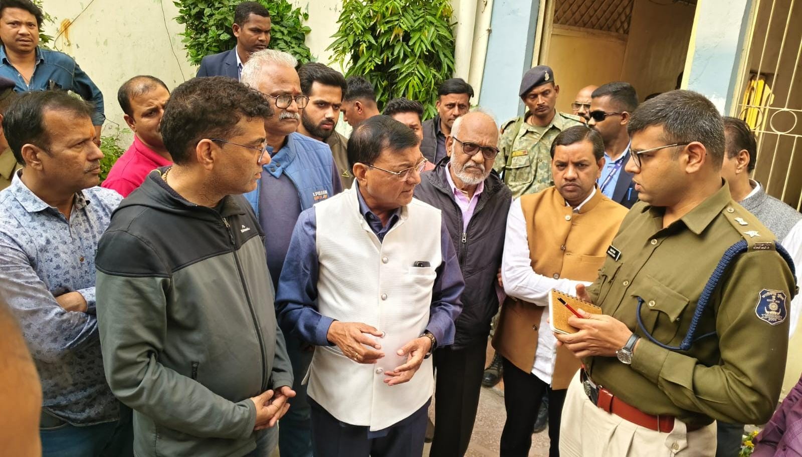 उद्योग मंत्री लखन लाल देवांगन ने सर्राफा व्यापारी के परिवार से की मुलाकात, आरोपियों की धरपकड़ के दिए निर्देश उद्योग मंत्री लखन लाल देवांगन ने सर्राफा व्यापारी के परिवार से की मुलाकात, आरोपियों की धरपकड़ के दिए निर्देश