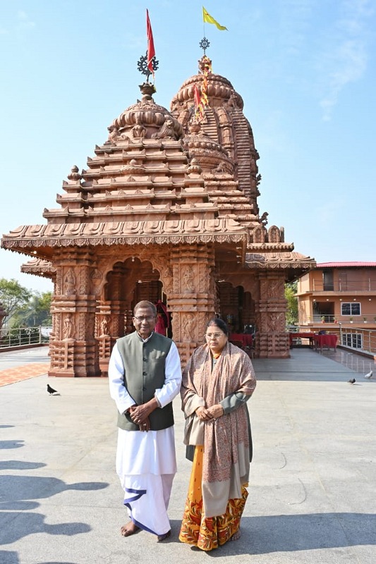 डिब्रुगढ़ स्थित जगन्नाथ मंदिर का दर्शन के बाद सपत्नीक राज्यपाल लक्ष्मण प्रसाद आचार्य। डिब्रुगढ़ स्थित जगन्नाथ मंदिर का दर्शन के बाद सपत्नीक राज्यपाल लक्ष्मण प्रसाद आचार्य।