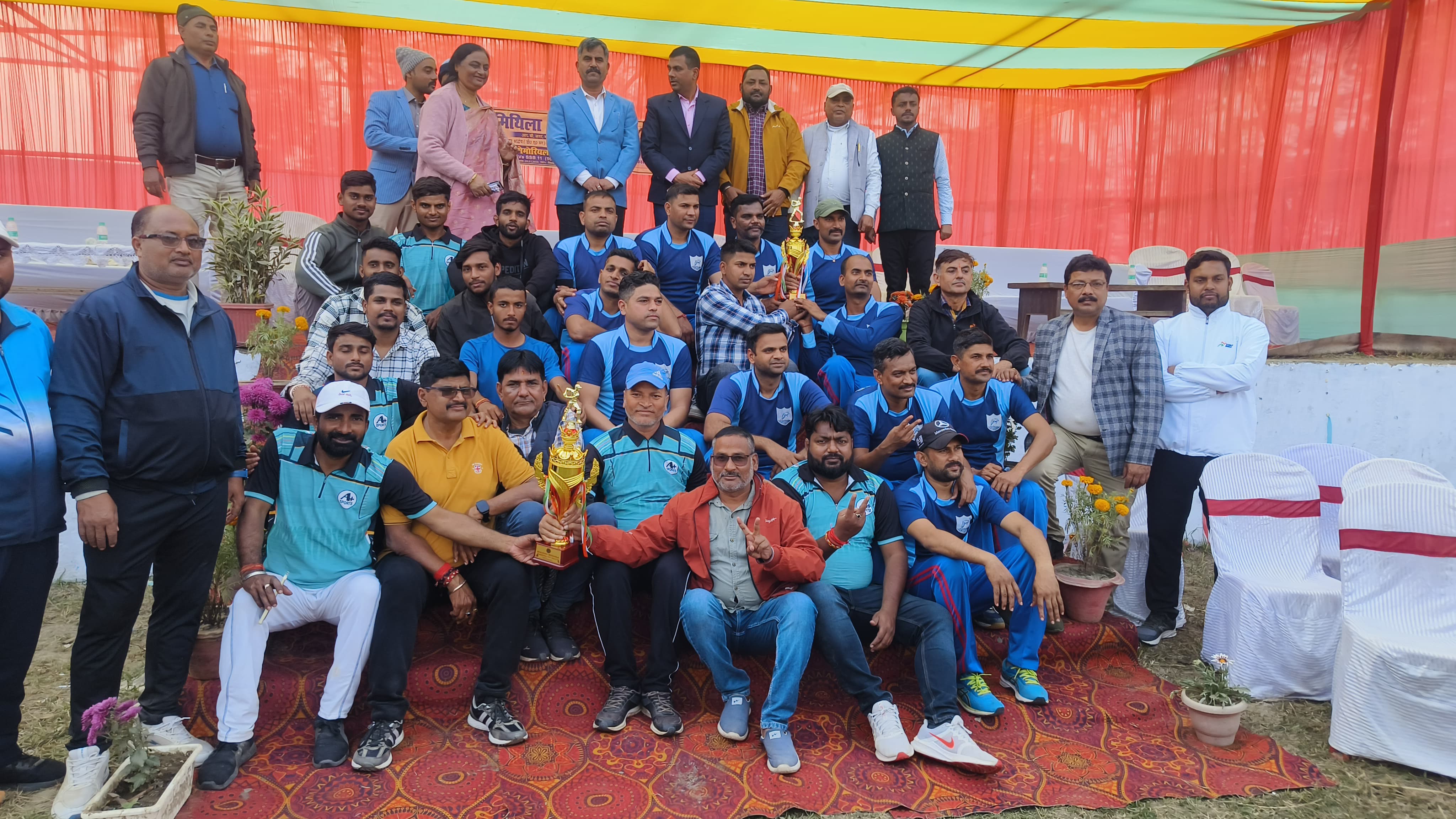 अररिया फोटो: विजय हुई मीडिया इलेवन की टीम कप के साथ अररिया फोटो: विजय हुई मीडिया इलेवन की टीम कप के साथ