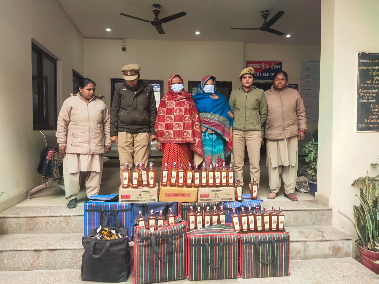 गिरफ्तार महिला तस्करों के साथ पुलिस टीम: फोटो बच्चा गुप्ता गिरफ्तार महिला तस्करों के साथ पुलिस टीम: फोटो बच्चा गुप्ता