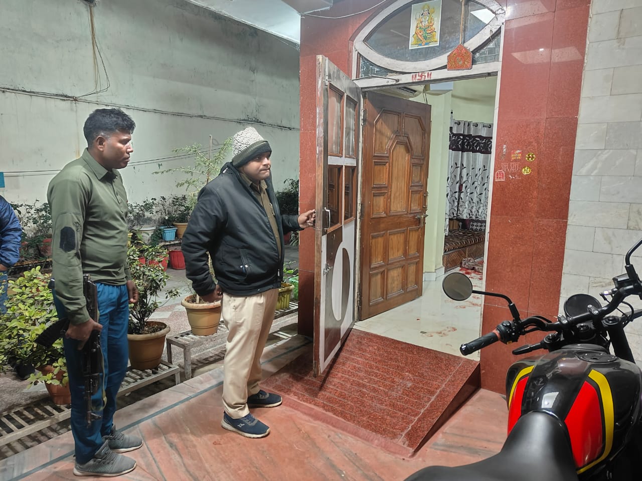 जांच करती पुलिस जांच करती पुलिस