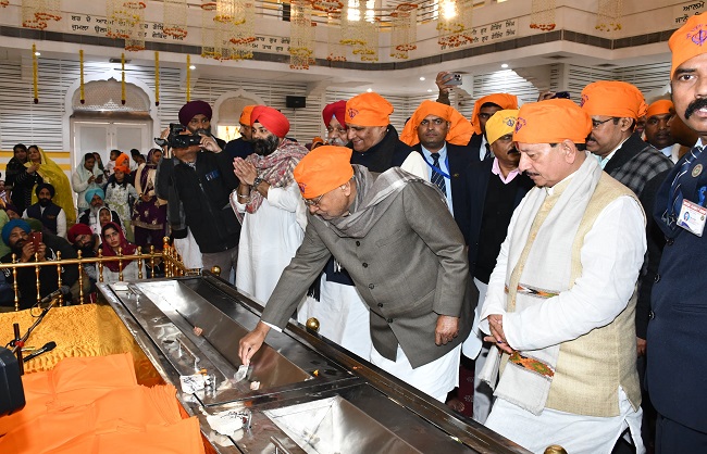 मुख्यमंत्री नीतीश कुमार तख्त हरमंदिर साहब में मथ्था टेकने पहुंचे मुख्यमंत्री नीतीश कुमार तख्त हरमंदिर साहब में मथ्था टेकने पहुंचे