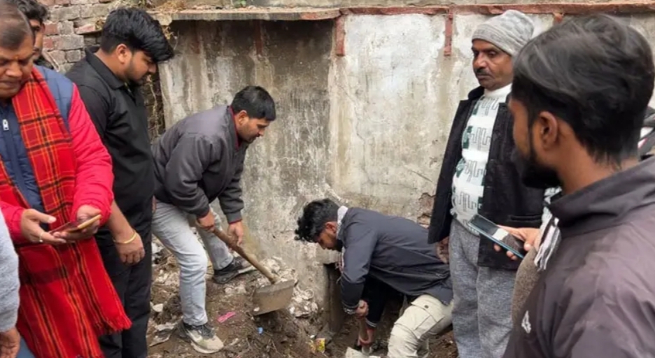 खुदाई करते हुए खुदाई करते हुए
