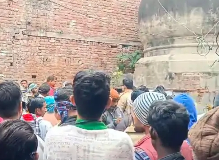 मंदिर का ढांचा देखते स्थानीय लोग मंदिर का ढांचा देखते स्थानीय लोग