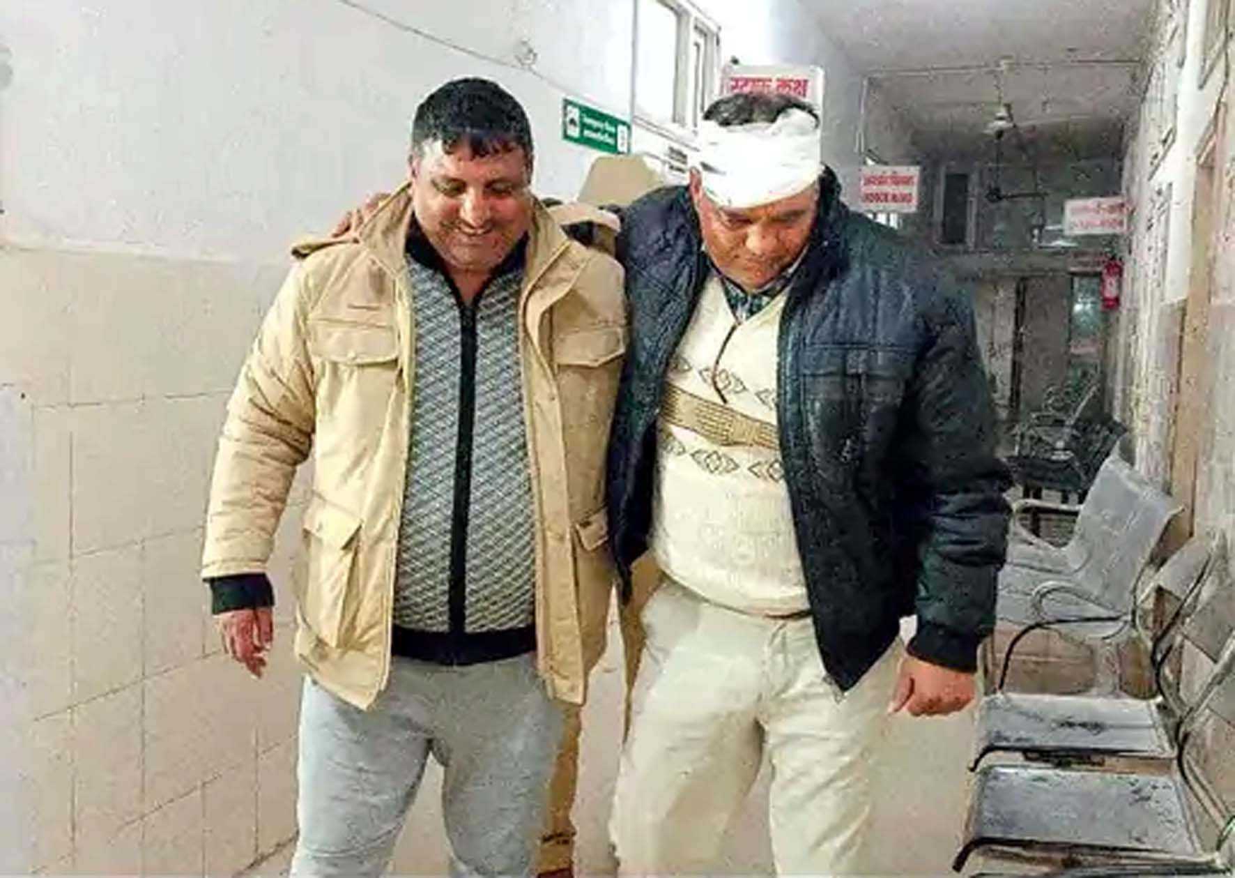 घायल एसएचओ सुमेर सिंह को अस्पताल ले जाता पुलिस कर्मचारी। घायल एसएचओ सुमेर सिंह को अस्पताल ले जाता पुलिस कर्मचारी।