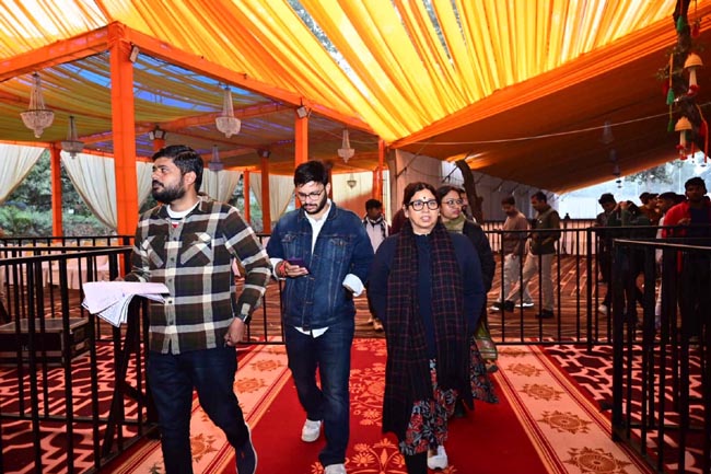 निरीक्षण करती अभिलाषा गुप्ता