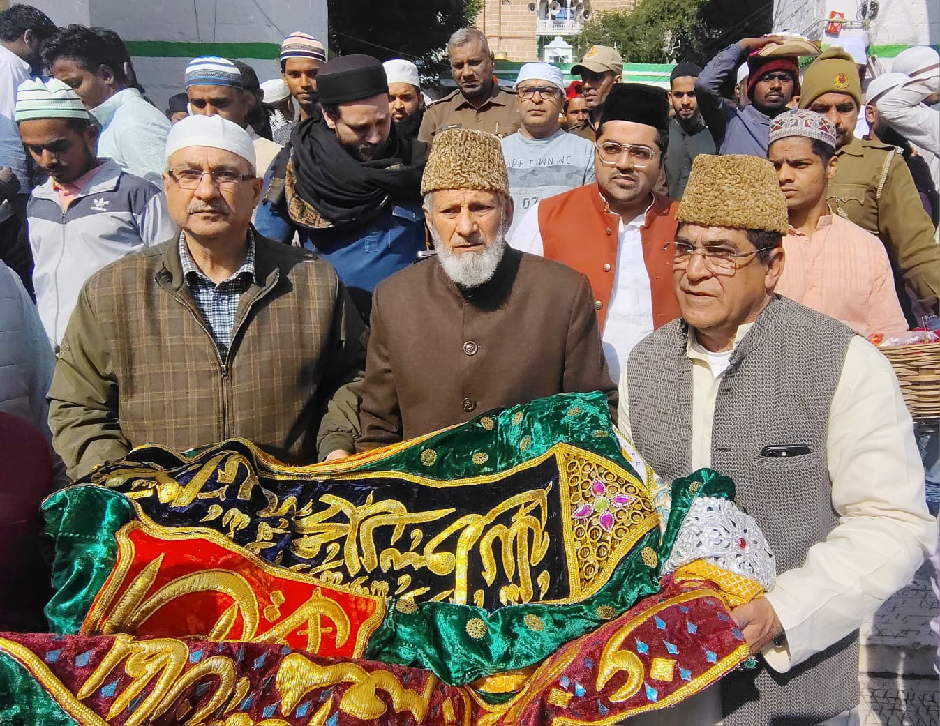 जम्मू कश्मीर के मुख्यमंत्री उमर अब्दुल्ला की चादर पेश जम्मू कश्मीर के मुख्यमंत्री उमर अब्दुल्ला की चादर पेश