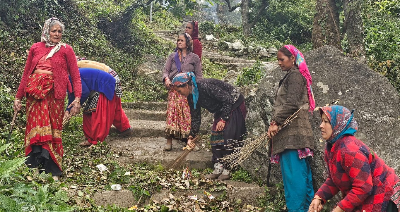 टंगसा गांव में स्वच्छता अभियान चलाते हुए महिलाऐं। टंगसा गांव में स्वच्छता अभियान चलाते हुए महिलाऐं।