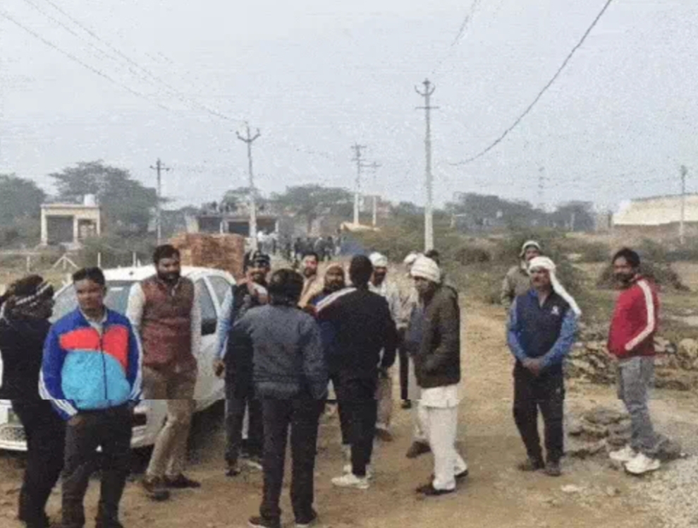 घटना स्थल पर ग्रामीण का एकत्रित होते हुए घटना स्थल पर ग्रामीण का एकत्रित होते हुए