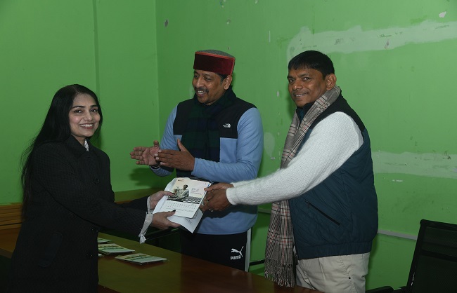 खेल में अच्छा योगदान देने वाले बच्चों को छातवृत्ति देते खेल मंत्री सुरेंद्र मेहता खेल में अच्छा योगदान देने वाले बच्चों को छातवृत्ति देते खेल मंत्री सुरेंद्र मेहता