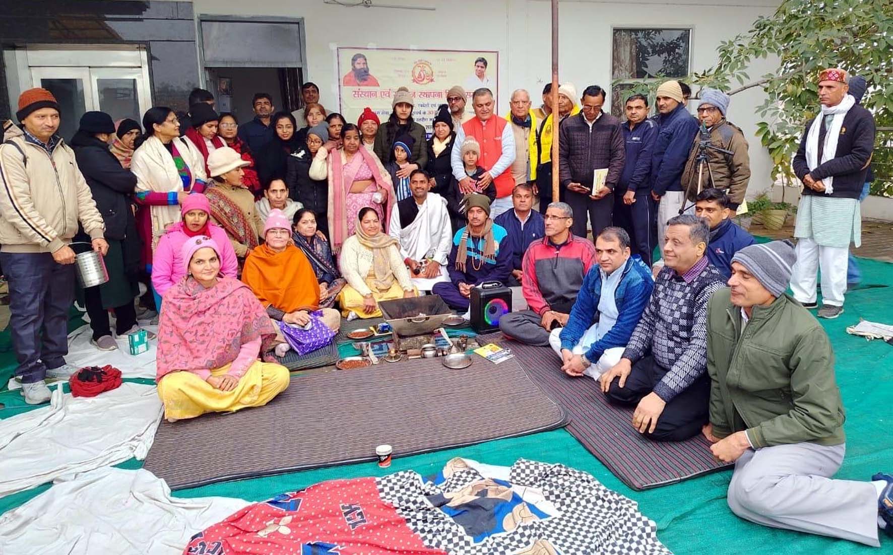स्थापना दिवस पर हवन करते पदाधिकारी व सदस्य। स्थापना दिवस पर हवन करते पदाधिकारी व सदस्य।