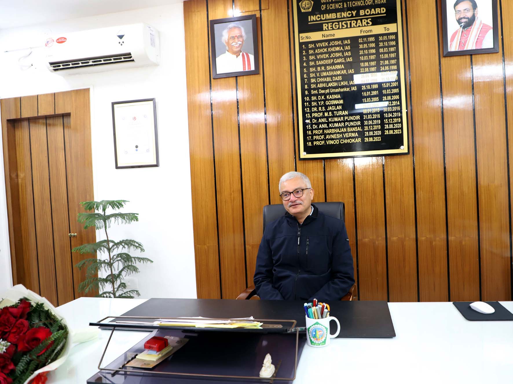 गुरु जम्भेश्वर विश्वविद्यालय में कुलसचिव की कुर्सी पर बैठकर अपने कार्यकाल को याद करते मुख्य सचिव विवेक जोशी। गुरु जम्भेश्वर विश्वविद्यालय में कुलसचिव की कुर्सी पर बैठकर अपने कार्यकाल को याद करते मुख्य सचिव विवेक जोशी।