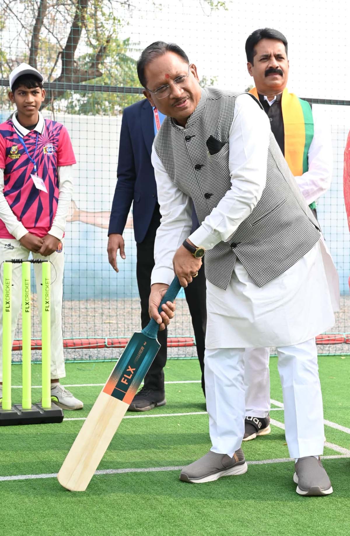 विष्णु देव साय खिलाड़ियों के आग्रह पर बल्लेबाजी करते विष्णु देव साय खिलाड़ियों के आग्रह पर बल्लेबाजी करते