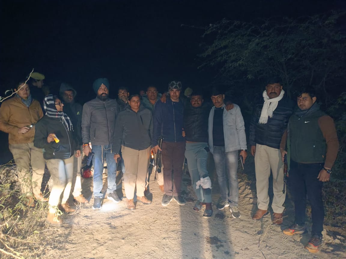 घायल लुटेरे को उपचार को ले जाते घायल लुटेरे को उपचार को ले जाते