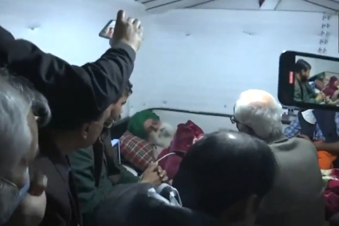 सुप्रीम काेर्ट की हाई पावर कमेटी के सदस्य जगजीत सिंह डल्लेवाल से बातचीत करते हुए सुप्रीम काेर्ट की हाई पावर कमेटी के सदस्य जगजीत सिंह डल्लेवाल से बातचीत करते हुए