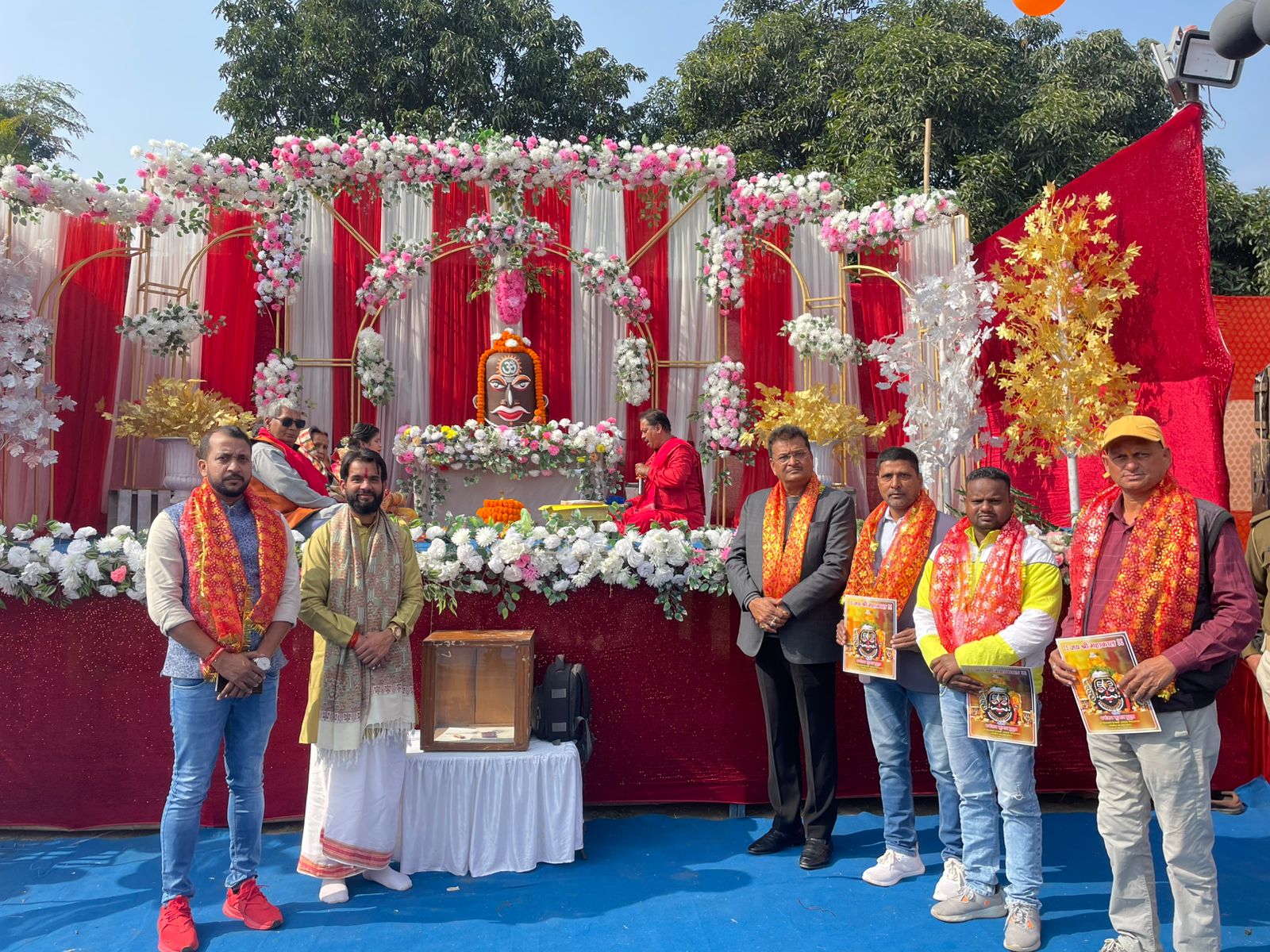 महाकाल की पूजा में शामिल लोग