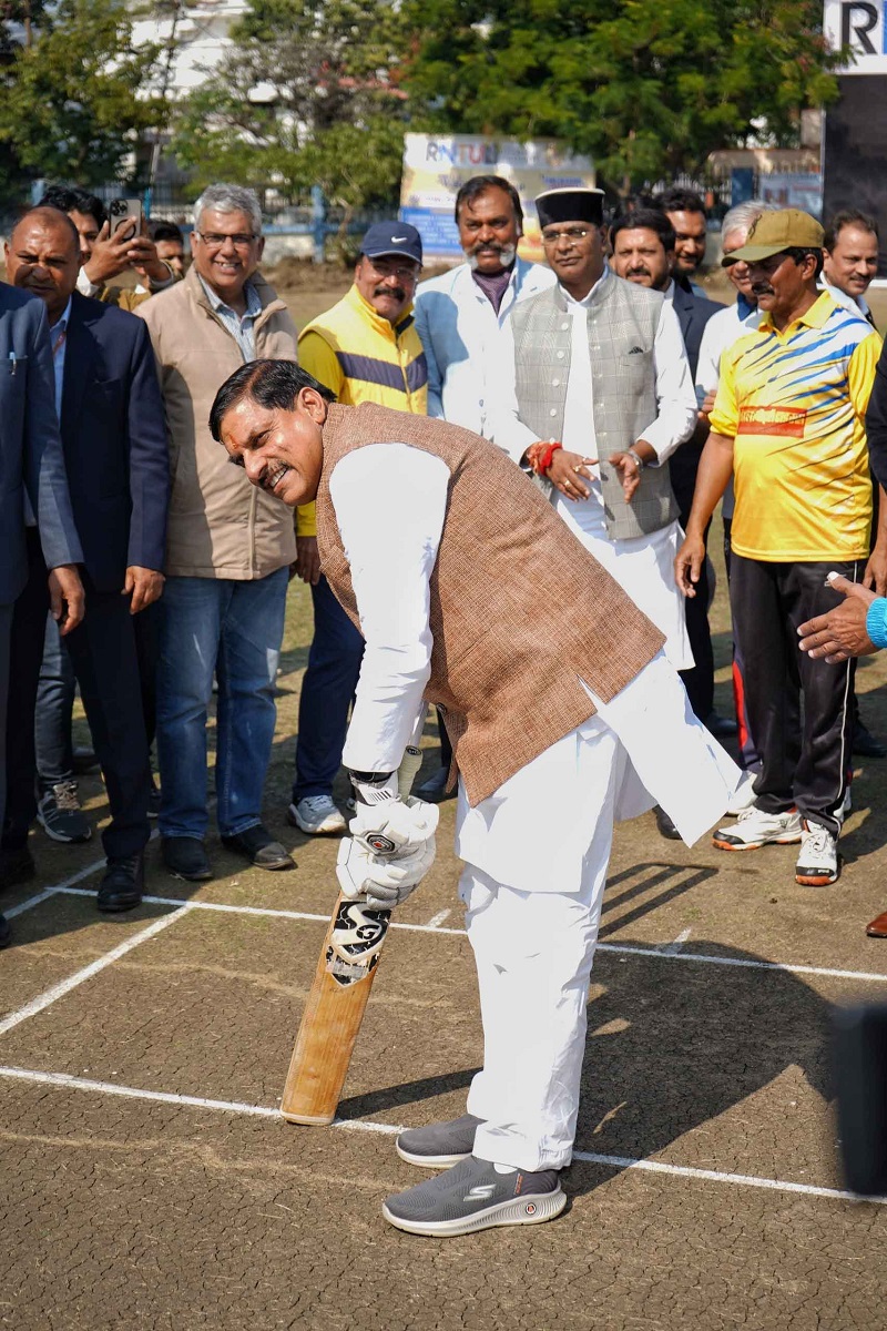 मुख्यमंत्री डॉ. मोहन यादव ने बल्लेबाजी कर टूर्नामेंट की शुरूआत की मुख्यमंत्री डॉ. मोहन यादव ने बल्लेबाजी कर टूर्नामेंट की शुरूआत की