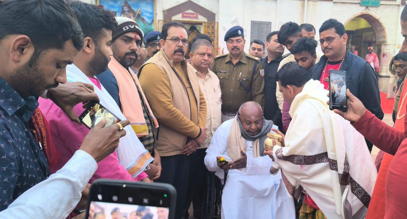 आरती करते पूर्व पीएम एचडी देवगौड़ा आरती करते पूर्व पीएम एचडी देवगौड़ा