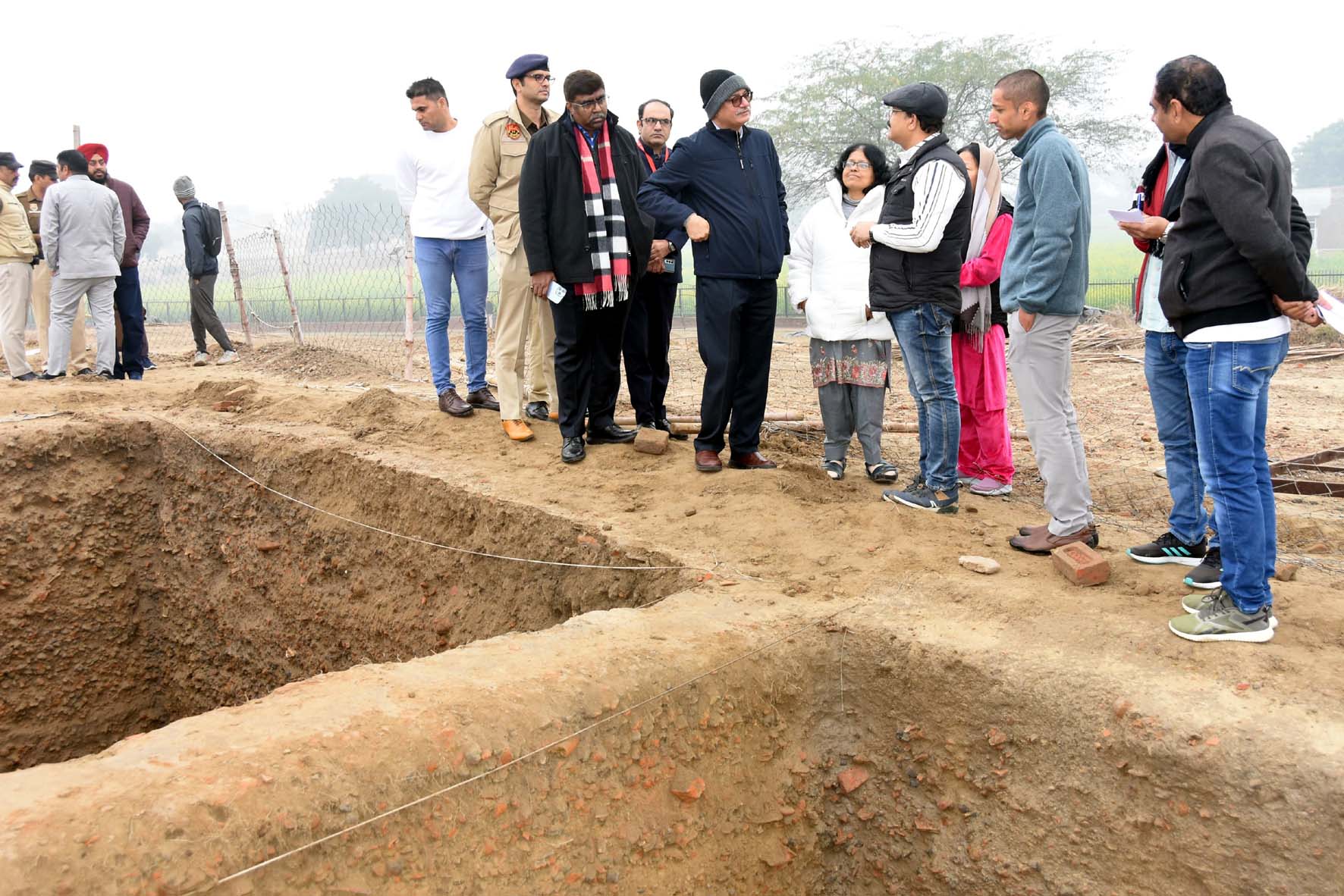 राखी गढ़ी में प्राचीन साइट्स का अवलोकन करते मुख्य सचिव डॉ. विवेक जोशी। राखी गढ़ी में प्राचीन साइट्स का अवलोकन करते मुख्य सचिव डॉ. विवेक जोशी।