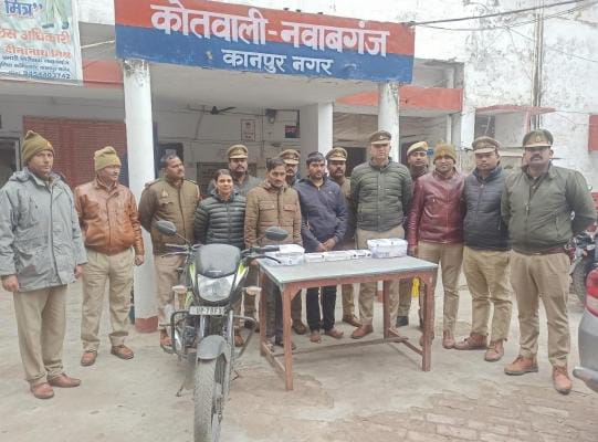 पुलिस की गिरफ्त में आरोपित चोर पुलिस की गिरफ्त में आरोपित चोर