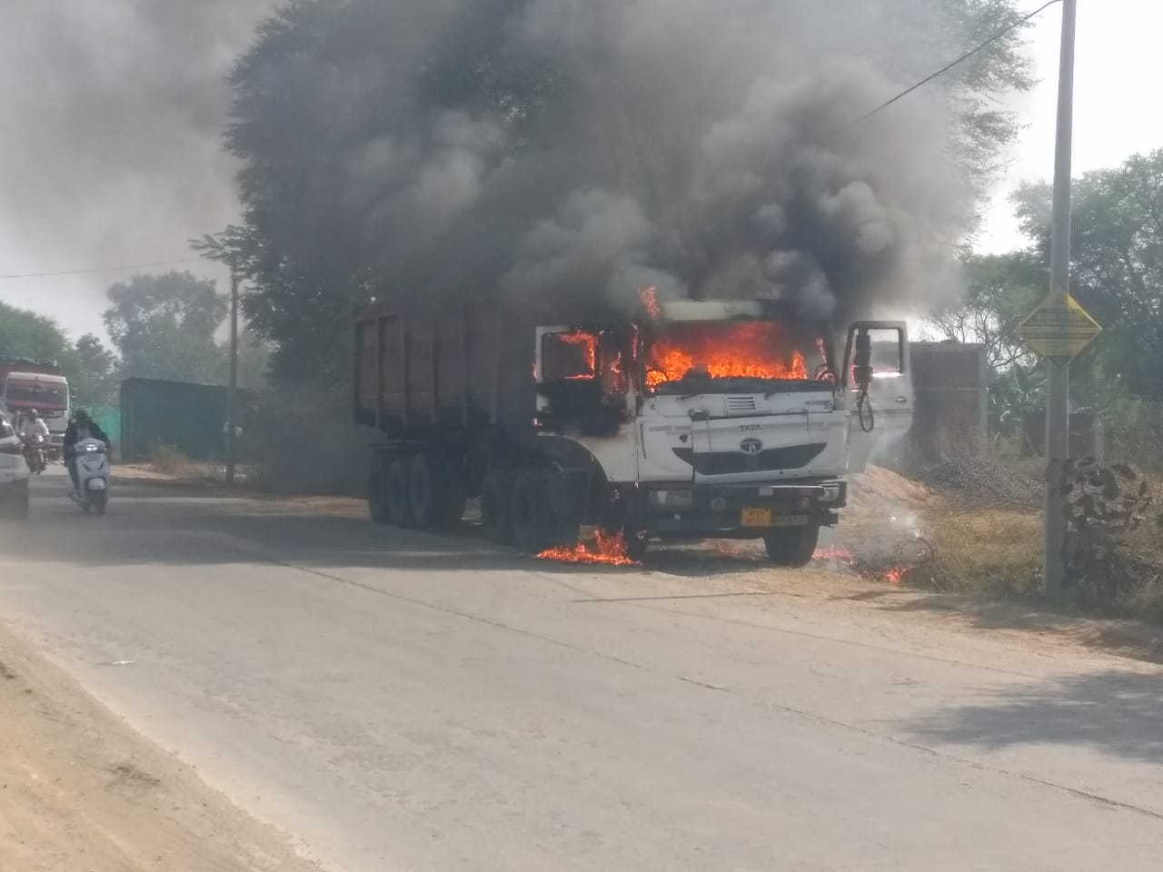 ट्रैलर वाहन में जलता हुआ ट्रैलर वाहन में जलता हुआ