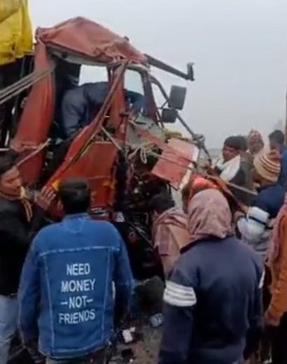 किसान पथ पर ट्रक डीसीएम में भीषण टक्कर किसान पथ पर ट्रक डीसीएम में भीषण टक्कर
