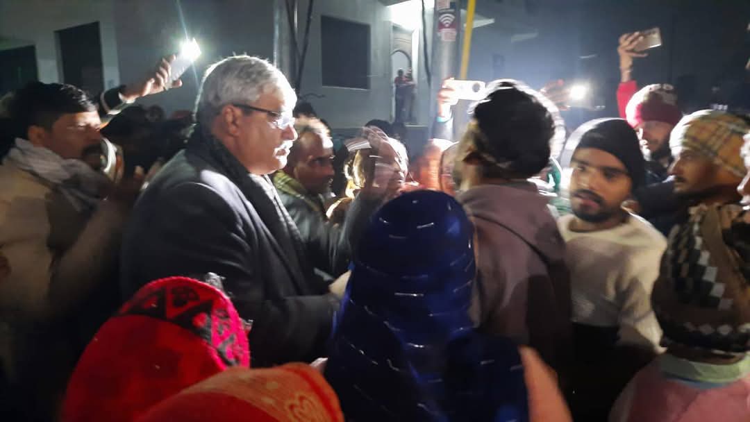 मौके पर परिजनों से बात करते विधायक मौके पर परिजनों से बात करते विधायक