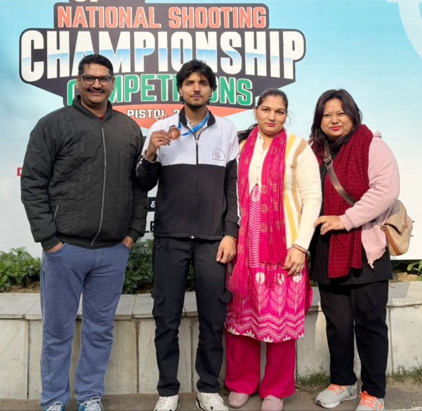 6 Snp-1 सोनीपत:खिलाड़ी निखिल का स्वागत करते कोच रमेश कादयान 6 Snp-1 सोनीपत:खिलाड़ी निखिल का स्वागत करते कोच रमेश कादयान