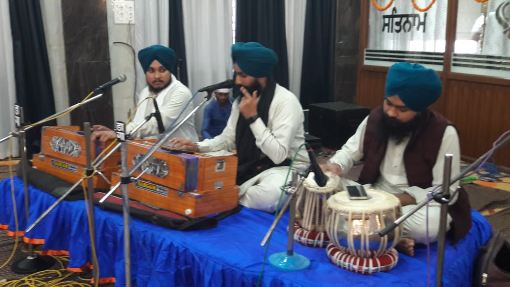 शबद कीर्तन की प्रस्तुति देते हुए रागी जत्था के कलाकार। शबद कीर्तन की प्रस्तुति देते हुए रागी जत्था के कलाकार।