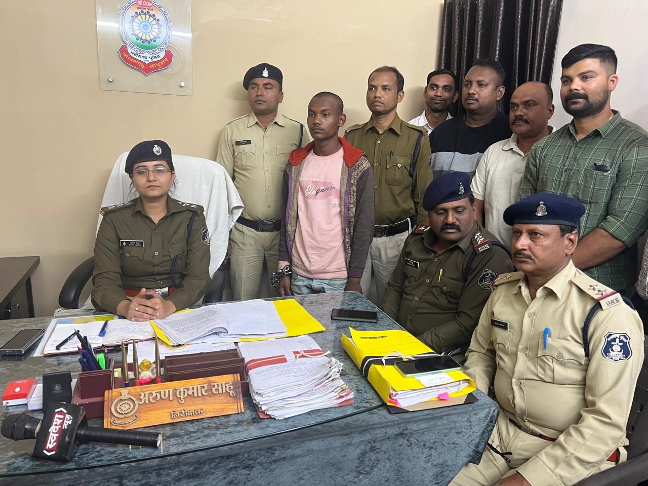 करेलीबड़ी चौकी में गिरफ्तार आरोपित अनुराग विश्वकर्मा व पुलिस अधिकारी-कर्मचारी। करेलीबड़ी चौकी में गिरफ्तार आरोपित अनुराग विश्वकर्मा व पुलिस अधिकारी-कर्मचारी।