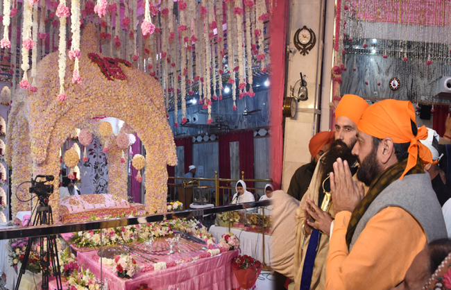 हरियाणा के मुख्यमंत्री नायब सैनी गुरुपर्व के अवसर पर गुरुद्वारा नाडा साहिब में माथा टेकते हुए हरियाणा के मुख्यमंत्री नायब सैनी गुरुपर्व के अवसर पर गुरुद्वारा नाडा साहिब में माथा टेकते हुए