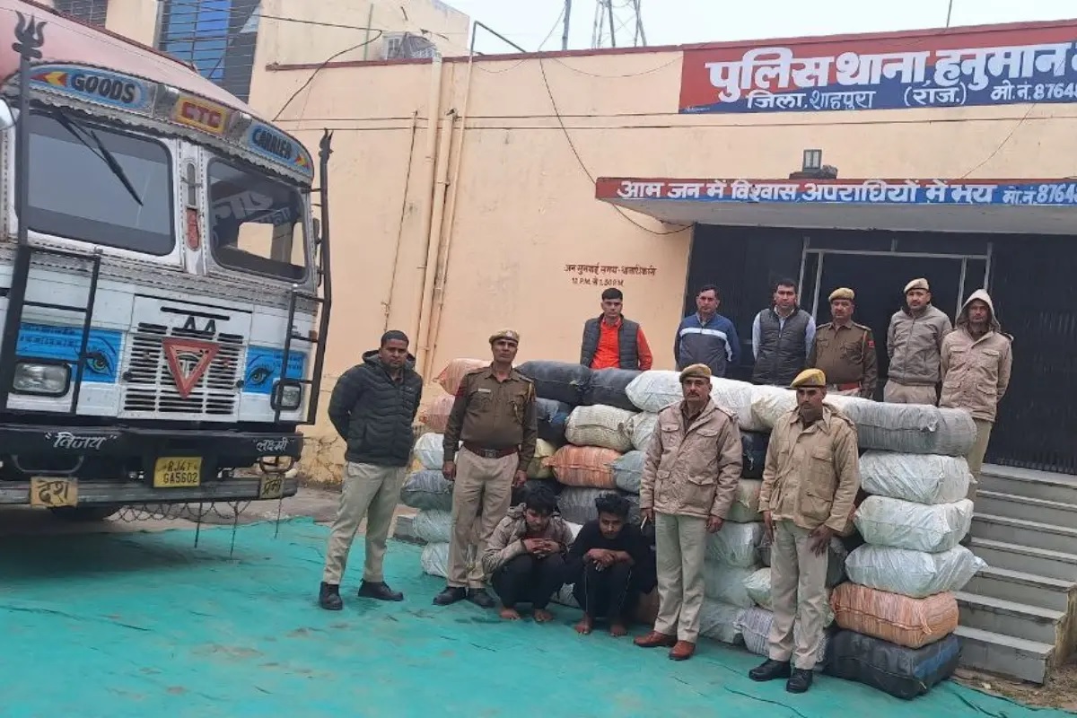 जब्त कंटेनर आर गिरफ्तार आराेपी। जब्त कंटेनर आर गिरफ्तार आराेपी।