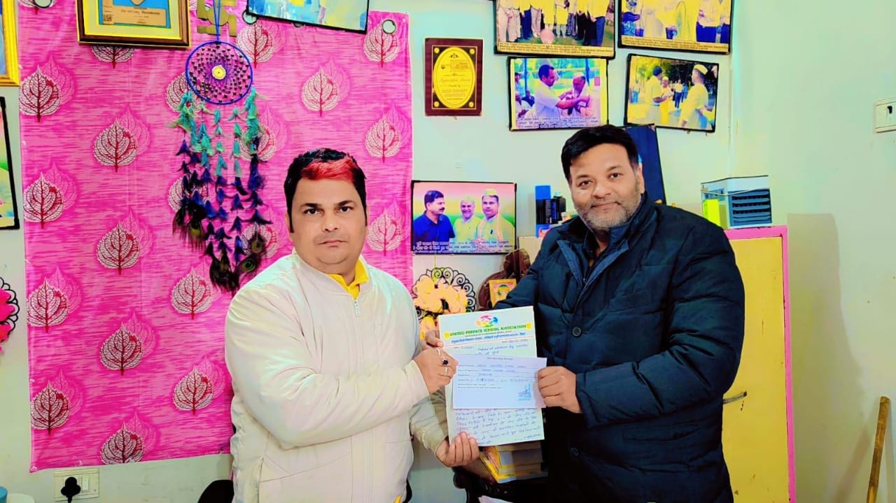 मनोनयन पत्र प्राप्त करते पवन सिंह मनोनयन पत्र प्राप्त करते पवन सिंह