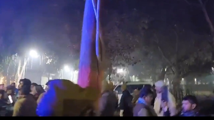 जैन स्वराज के संस्थापक को पुलिस हिरासत में लेते हुए जैन स्वराज के संस्थापक को पुलिस हिरासत में लेते हुए