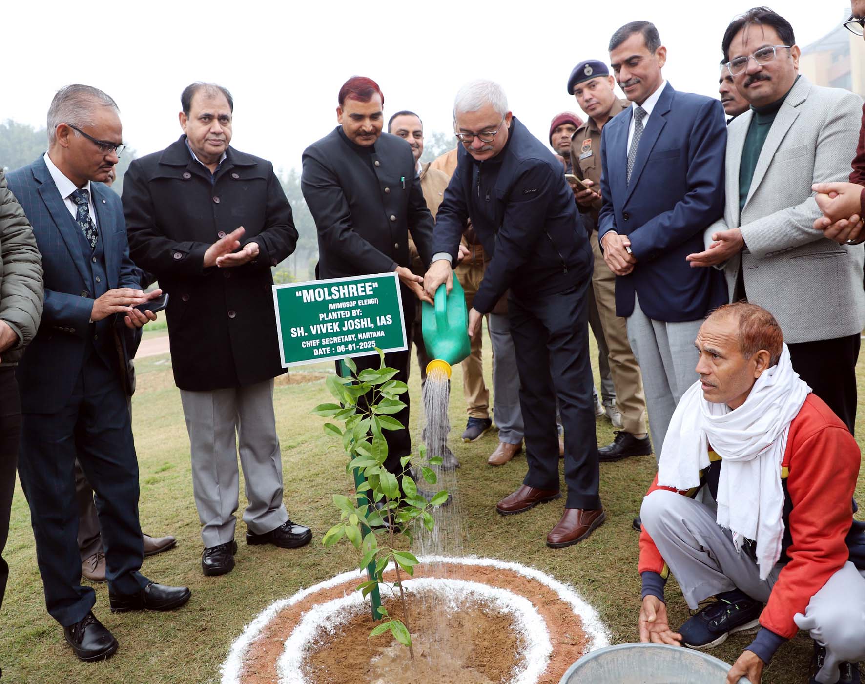 गुरु जम्भेश्वर विश्वविद्यालय में पौधारोपण करते हरियाणा के मुख्य सचिव विवेक जोशी। गुरु जम्भेश्वर विश्वविद्यालय में पौधारोपण करते हरियाणा के मुख्य सचिव विवेक जोशी।