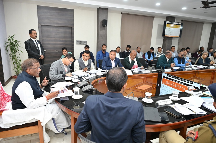 डिब्रुगढ़ में पदाधिकारियों के साथ बैठक करते हुए राज्यपाल लक्ष्मण प्रसाद आचार्य।