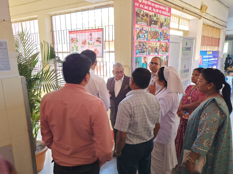 आयुष विंग में चलाए जा रहे कार्यकमों की जानकारी लेते हुए। आयुष विंग में चलाए जा रहे कार्यकमों की जानकारी लेते हुए।