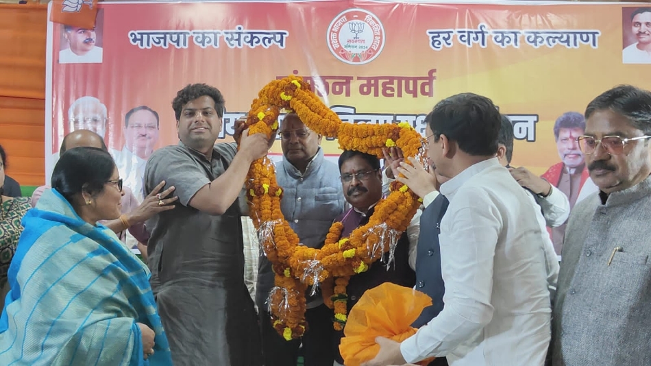 भाजपा जिलाध्यक्ष निर्वाचित होने पर प्रकाश बैस का स्वागत करते पार्षद विजय मोटवानी। भाजपा जिलाध्यक्ष निर्वाचित होने पर प्रकाश बैस का स्वागत करते पार्षद विजय मोटवानी।