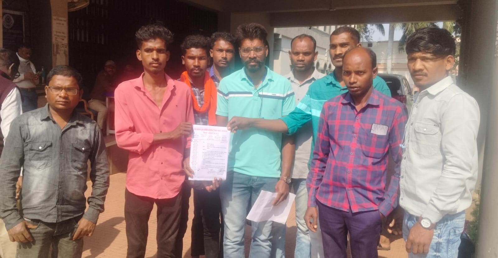 कोड़ेगांव रैय्यत के युवा व ग्रामीण गांव में मोबाइल टावर की सुविधा दिलाने की मांग करते हुए। कोड़ेगांव रैय्यत के युवा व ग्रामीण गांव में मोबाइल टावर की सुविधा दिलाने की मांग करते हुए।