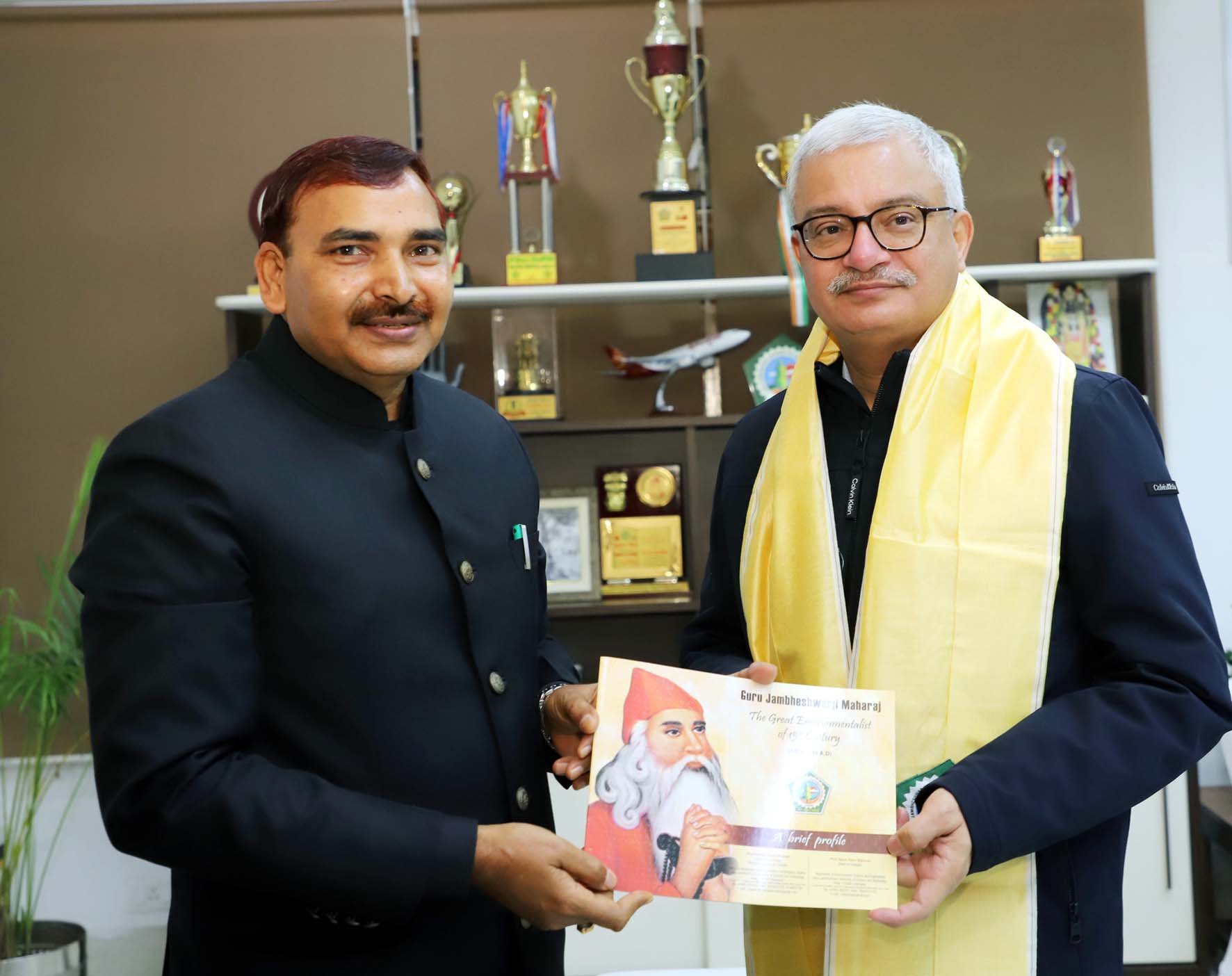 मुख्य सचिव विवेक जोशी को गुरु जम्भेश्वर जी महाराज के जीवन परिचय से संबंधित पुस्तिका भेंट करते कुलपति प्रो. नरसी राम बिश्नोई। मुख्य सचिव विवेक जोशी को गुरु जम्भेश्वर जी महाराज के जीवन परिचय से संबंधित पुस्तिका भेंट करते कुलपति प्रो. नरसी राम बिश्नोई।