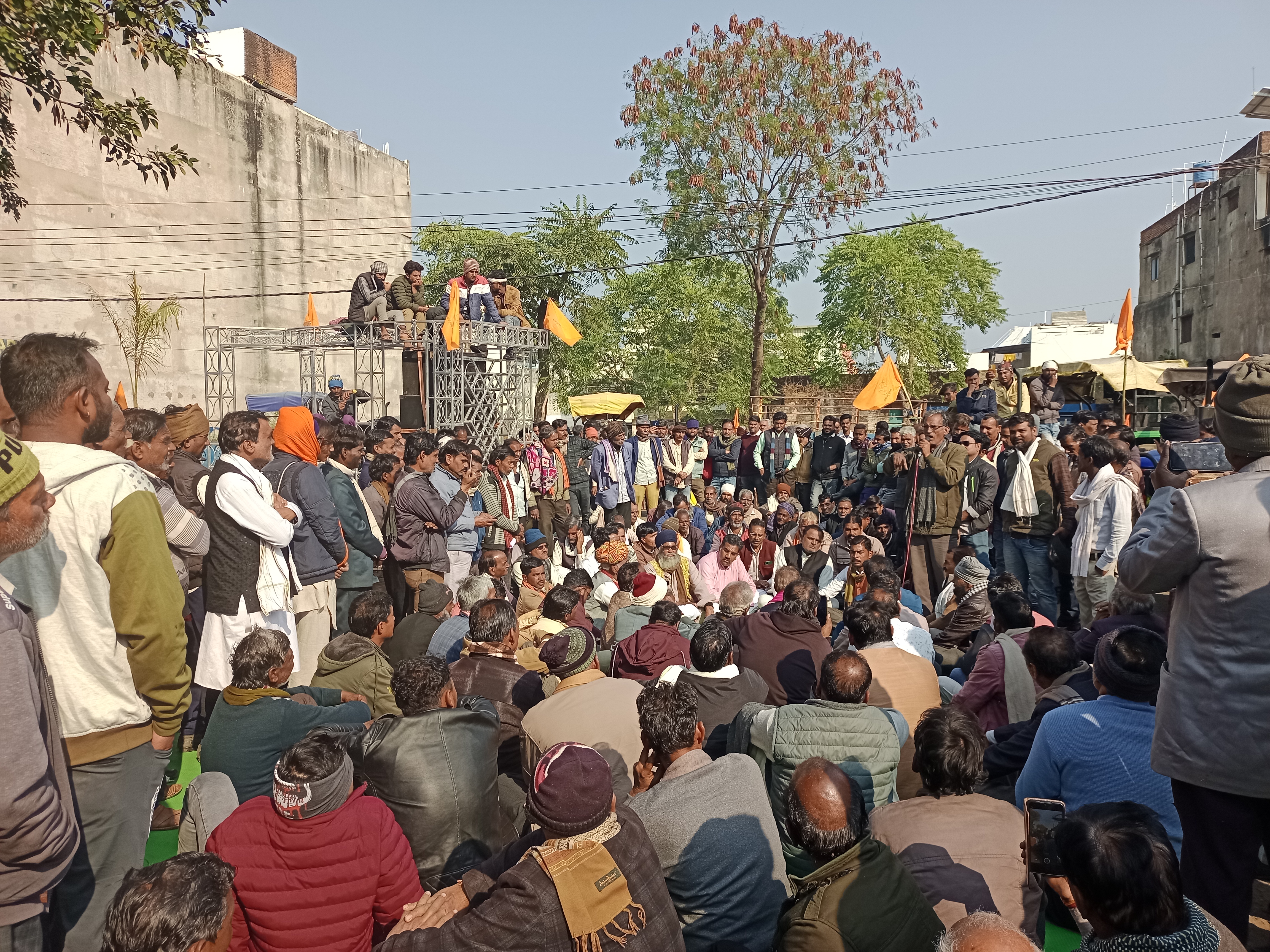 अशोकनगर: नाराज किसानों ने शुरू किया आंदोलन, लकड़ी,कंडा,आटा, बिस्तर लेकर डटे किसान अशोकनगर: नाराज किसानों ने शुरू किया आंदोलन, लकड़ी,कंडा,आटा, बिस्तर लेकर डटे किसान