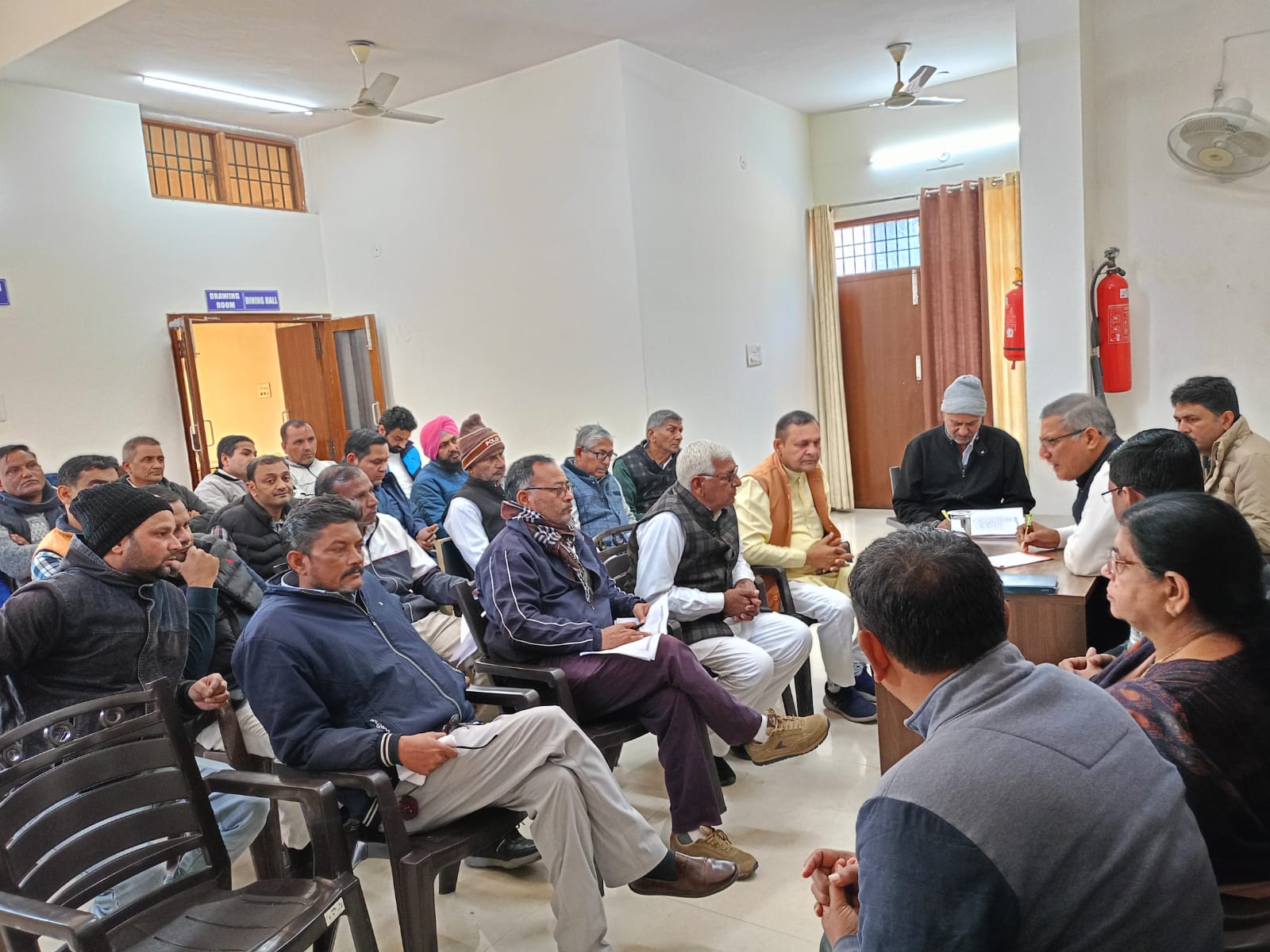 बैठक के दौरान पूर्व कैबिनेट मंत्री बैठक के दौरान पूर्व कैबिनेट मंत्री