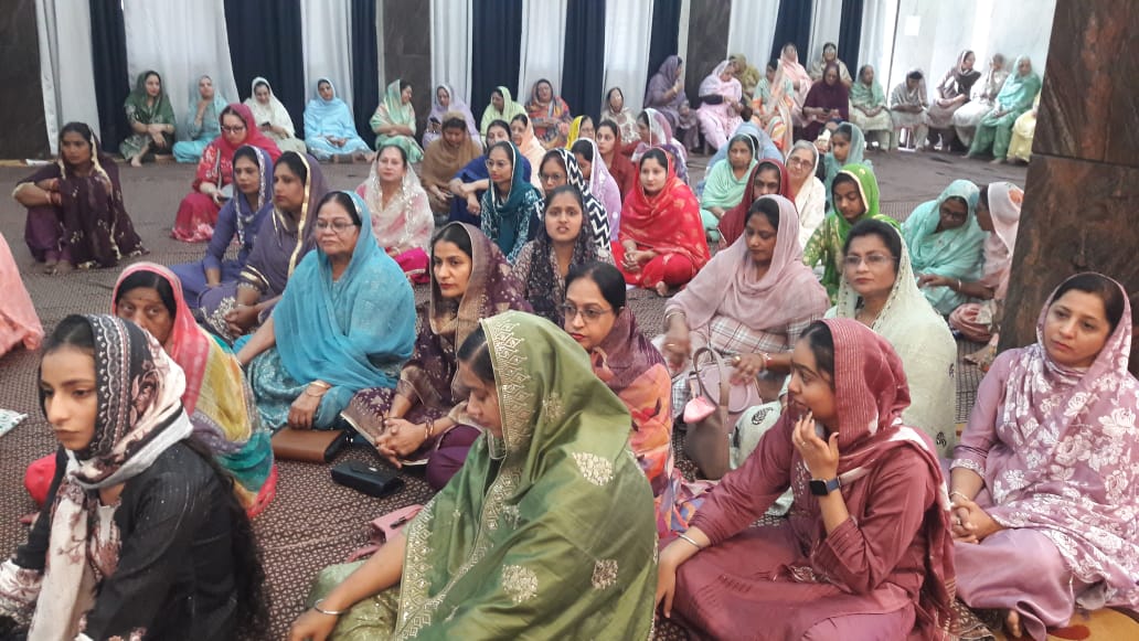 गुरूसिंग सभाहाल में उपस्थित सिख समाज की महिलाएं। गुरूसिंग सभाहाल में उपस्थित सिख समाज की महिलाएं।