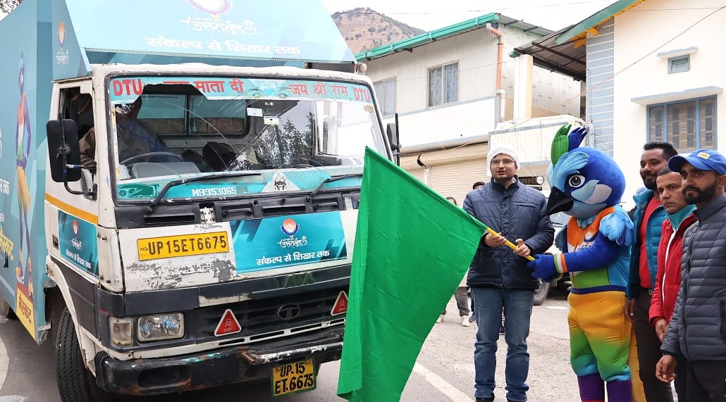 गोपेश्वर में राष्ट्रीय खेलों प्रचार-प्रसार वाहन को हरी झंडी दिखाकर रवाना करते हुए। गोपेश्वर में राष्ट्रीय खेलों प्रचार-प्रसार वाहन को हरी झंडी दिखाकर रवाना करते हुए।