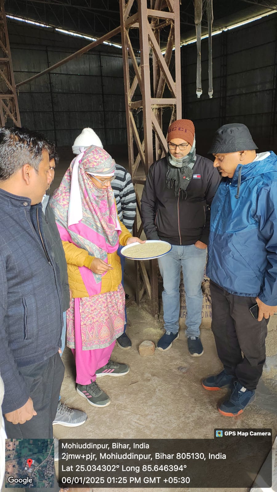 जांच करते अधिकारी जांच करते अधिकारी