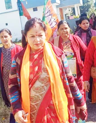 गजराज की पत्नी ने संभाली चुनाव प्रचार की कमान गजराज की पत्नी ने संभाली चुनाव प्रचार की कमान
